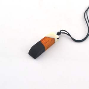 Collier élégant en résine et bois avec pendentif personnalisable Cadeau artistique Bijoux pour tenue de soirée ou de fête décontractée - Product Image 3