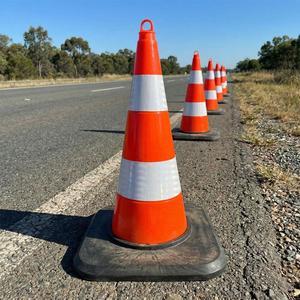 Cône de signalisation routière réfléchissant en PVC de 75 cm avec double base lestée pour la sécurité routière - Product Image 3