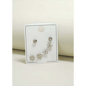 Set di 3 Paia di Orecchini a Perno Vintage e Trendy Placcati Oro con Rose e Fiori, Zirconi e Perle per Matrimoni, Fidanzamenti, Feste o Regalo - Product Image 2