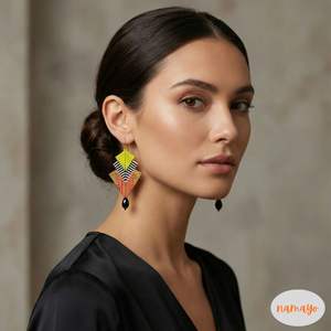 Boucles d'oreilles pendantes géométriques ethniques plaquées or 24 carats pour femmes Namayo avec design en prisme - Product Image 3