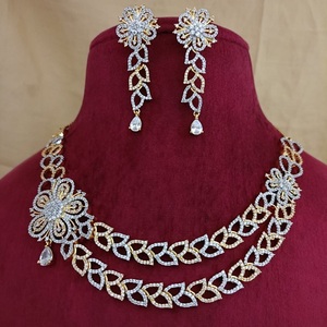 Elegante conjunto de collar de diseñador con acabado Dorado de la mejor calidad con pendientes para colección de ropa de boda para mujeres y niñas - Product Image 1