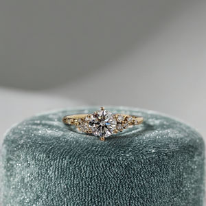 แหวนเพชรโมอิสซาไนต์ทรงกลมคุณภาพสูง ดีไซน์หรูหรา ประดับเพชร CVD แหวนทองคำแท้ 10k สีเหลืองทอง - Product Image 1