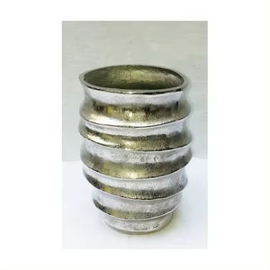 Vase à fleurs en aluminium fini antique pour la décoration intérieure Disponible à bas prix et au meilleur prix Produits indiens de super qualité - Product Image 6