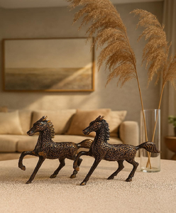 Chevaux en laiton patiné foncé. Finition dynamique et texturée. Disponible aux prix de gros - Product Image 1