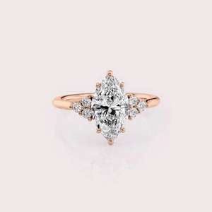 Bague de fiançailles en diamant de laboratoire taille marquise avec accents de pierres latérales rondes en or jaune/blanc/rose 18 carats - Product Image 6