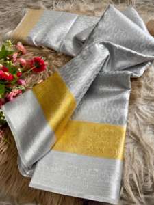 Sari de Seda Banarasi para Mujer con Bordado de Plata Suave en Toda la Prenda y Borde de Zari Dorado en Stock - Product Image 3