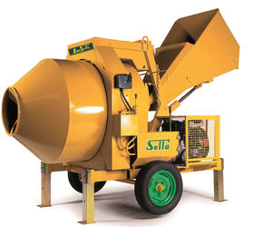 Bétonnière hydraulique professionnelle LINO SELLA avec tambour inversable et benne de chargement 750 L, fabrication italienne - Product Image 1