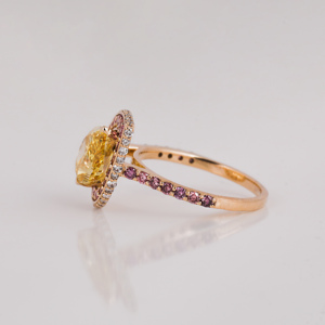 Bague de fiançailles en or plaqué 14 carats avec diamant de laboratoire taille poire jaune, sertissage halo et diamant rond rose, pierre d'accentuation glamour - Product Image 3