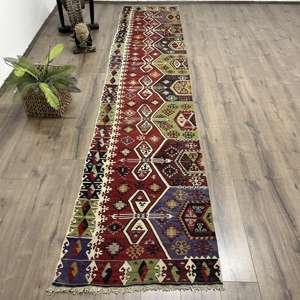 Tapis Kilim turc 2,6x12,8 pi (80x390 cm), tapis vintage à motifs floraux rouges - Product Image 1