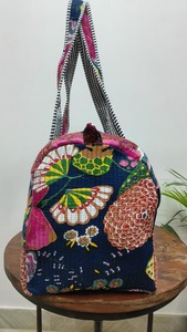 Le Souvenirs Bolsa de lona de algodón con estampado floral acolchada en negrita azul índigo | Bolsa grande ecológica - Product Image 3