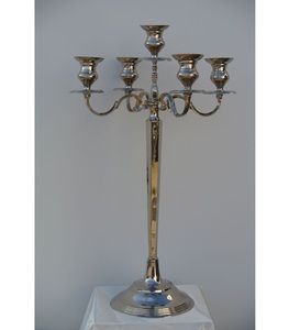 Elegante Candelabro de Cinco Brazos de Metal Plateado con Acabado Pulido Clásico y Estilo Vintage Alto para una Mejora Refinada del Hogar - Product Image 1