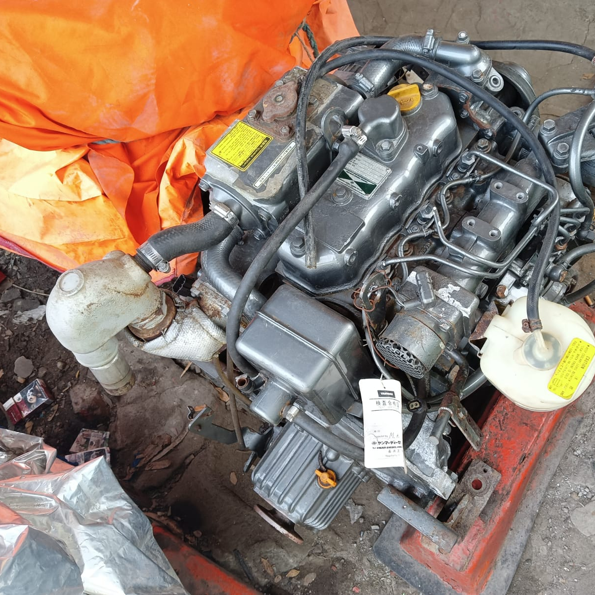 Moteur Yanmar 4 temps de bonne qualité, 3 cylindres d'occasion avec hélice et arbre à vendre