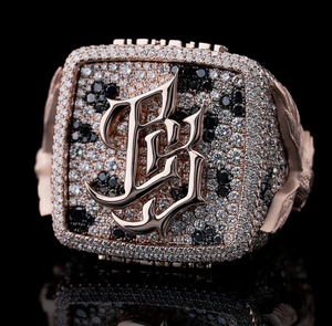 Bague pour homme en argent sterling 925 plaqué rhodium, style goutte d'eau, avec lettres personnalisées serties de diamants Moissanite VVS, finition haute brillance - Product Image 1