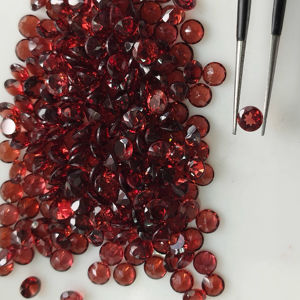 พลอยโกเมนแดงธรรมชาติ 4.5 มม. ทรงกลมเจียระไนแบบบริลเลียนท์ คุณภาพดีที่สุด สำหรับทำเครื่องประดับ - Product Image 1