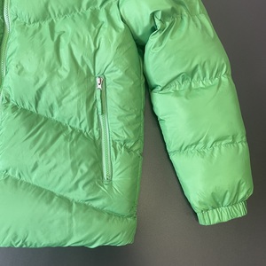 Veste matelassée personnalisée pour homme avec logo imprimé sur toute la surface, veste d'hiver décontractée avec fermeture éclair, traitement enduit, veste en duvet teinte unie - Product Image 3