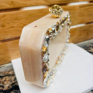 Elegante bolso de mano de resina y calidad duradera para mujer, bolso de mano hecho a mano, bolso de mano de resina con aspecto creativo para ceremonia de boda - Product Image 6