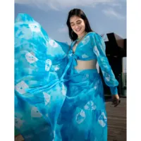 Ensemble 2 pièces Maya : Haut court en satin de soie imprimé batik et robe lehenga, avec bikini et tenue de plage respirante ornée de motifs colorés