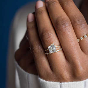 Anillo DE BODA corte Asscher para mujer con moissanita de racimo elegante Categoría de producto única - Product Image 1