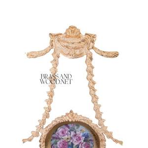 Cadre mural en laiton doré orné avec des œuvres florales en porcelaine décoration vintage faite à la main design en laiton de luxe - Product Image 2