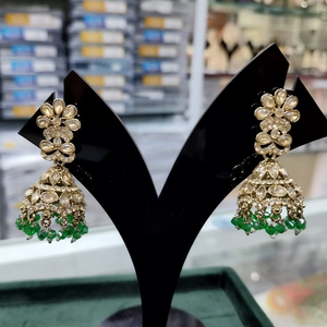 ต่างหูผู้หญิงชุบเงาสไตล์ดั้งเดิมดีไซน์สวยงามประดับด้วยลูกปัดหินมุกเงาเครื่องประดับแฟชั่นโลหะผสมขายส่ง - Product Image 1