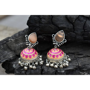 Pendientes de aro tipo jhumka con incrustaciones de piedras de imitación de plata hechos a mano tradicionalmente, estilo meenakari, para niñas y mujeres - Product Image 2
