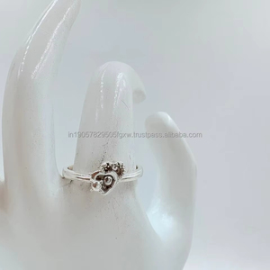 Anillo de racimo de plata 92,5 elegante y elegante para mujer - Product Image 1