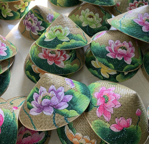 Auténtico Sombrero Cono Vietnamita Non La, Hecho con Hojas de Palma para Protección Solar, Artesanía Vietnamita - Product Image 1