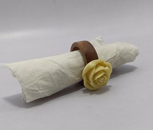 Anneau de serviette en résine verte translucide de luxe, boucle porte-serviette en résine torsadée haut de gamme pour la décoration de table d'hôtel et de restaurant - Product Image 4
