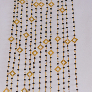 Perles noires plaquées or de qualité supérieure et chaîne de chapelet à breloques suiveur. Chaîne de chapelet enveloppée de fil de laiton pour la fabrication de bijoux - Product Image 4