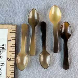 Meilleures ventes en Inde, designs fonctionnels et élégants, respectueux de l'environnement, résistants au lave-vaisselle, cuillères à salade modernes en résine de 11 pouces pour la maison - Product Image 1