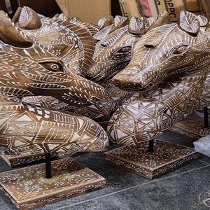 Talla de madera hecha a medida que probablemente represente a una deidad de la cultura india en colores vibrantes. Ideal para decoración del hogar y regalos. - Product Image 3