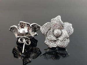 Boucles d'oreilles préposées pour femmes en argent sterling 925 et diamant moissanite taille brillant rond pour femmes avec clarté VVS - Product Image 2