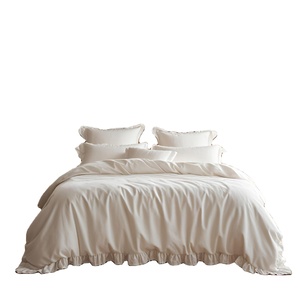 Parure de lit double 4 pièces en polycoton blanc de luxe avec housse de couette et drap-housse à volants - Product Image 1
