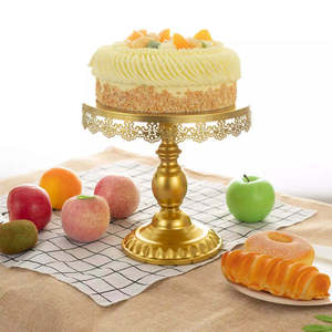 Support à gâteau en métal classique avec détails ornés, idéal pour organiser des événements de cuisson ou comme belle pièce maîtresse pour toute maison - Product Image 3