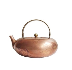 Théière en cuivre faite à la main avec une finition élégante, adaptée à un cadeau traditionnel ou à une collection de décorations de cuisine à thème antique - Product Image 4