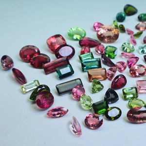 Đá Tourmaline tự nhiên, cắt kiểu đệm, đánh bóng, nhiều màu, nhiều kích cỡ, nhiều hình dạng, 304 carat, 96 viên, dùng làm đồ trang sức, đá rời - Product Image 2