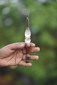 Crochet en palissandre fait main poignée ergonomique en résine époxy pour tricoter et crocheter - Product Image 5