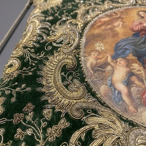 Elegante Estandarte Litúrgico de Terciopelo con Diseño de Cola de Golondrina, Bordado a Mano con Hilo Metálico Dorado, Estandarte Religioso Católico con Icono de la Virgen María - Product Image 5