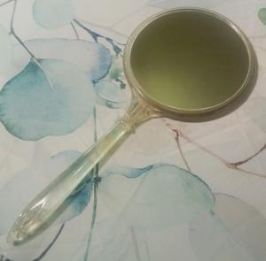 Espejo de Mano de Resina con Acabado Liso y Brillante, Perfecto para Uso Diario, Maquillaje o Fines Decorativos, Agrega un Toque Elegante - Product Image 4