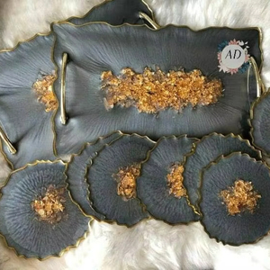 Juego de 2 bandejas y 8 posavasos hechos a mano Elegante resina negra chapada en oro con mango de rama de metal Ecológico para fiestas en restaurantes - Product Image 1