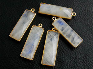 Proveedor Mayorista de Joyería de Cristal de Estilo Vintage, Colgante de Piedra Lunar Natural Renacida en Latón, Fabricación de Joyería Surgyan Saini - Product Image 4