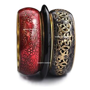 ชุดกำไลเคลือบทองเหลืองแกะสลักสไตล์วินเทจ | กำไลโลหะทำด้วยมือสีแดงและสีดำมีดีไซน์ลายดอกไม้และลายเส้น - Product Image 2