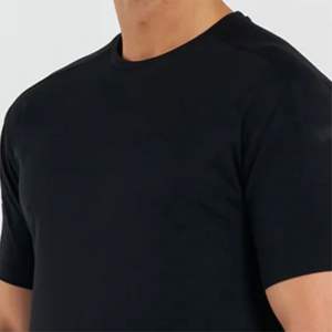 Camiseta de punto de poliéster 100% de corte regular para hombre, Manga corta negra con dobladillo recto, marca sutil, ecológica, antibolitas - Product Image 6