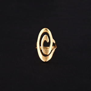 Anillo chapado en oro de metal con diseño de onda curvada elegante para mujer - Product Image 2