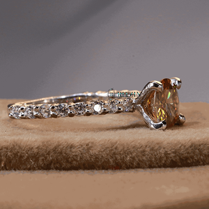 Solitario de diamante de corte redondo marrón con anillo de ajuste de punta de estilo acento para mujer - Product Image 4