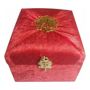 Estuche para Libros Rojo M285 con Cubierta de Terciopelo, Bolsillo Sellado para Traducciones, Dimensiones 9.5x13cm, Impresión Interior Roja y Negra - Product Image 2