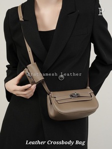 Bolso cruzado de cuero clásico Accesorio atemporal Correa ajustable Cuero suave Tono neutro Larga duración Diseño refinado tendencia - Product Image 2
