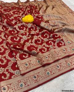 <span class=keywords><strong>Saree</strong></span> Sutra Banarasi Murni Lembut dengan Tenun <span class=keywords><strong>Zari</strong></span> Bermotif Bunga dan Blus Senada untuk Pernikahan Festival Grosir - Product Image 3