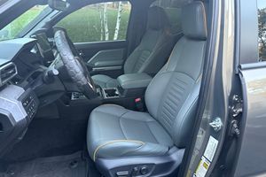 Toyota Tacoma Trailhunter Double Cab 4x4 Turbo Hybride 4 Cylindres, Différentiel Arrière Verrouillable, Modèle Overlanding, Occasion en Excellent État, Année 2025 - Product Image 5