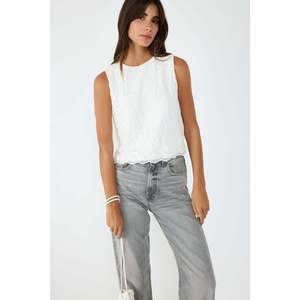 Blusa Casual sin Mangas con Encaje Bordado, Cuello Redondo, Parches Florales, Logotipo Frontal, Malla de Viscosa, Ajuste Regular, Elegante y Holgada para Fiesta - Product Image 1